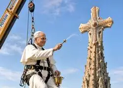 Si el Papa no bendice la Torre de Cristo de la Sagrada Fam&iacute;lia colgado de una gr&uacute;a con unos arneses y dando vueltas fuera de control me sentir&eacute; muy decepcionado