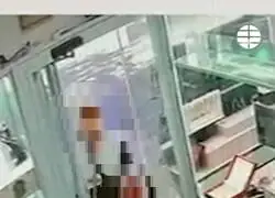 Las im&aacute;genes del atraco a una joyer&iacute;a por dos asaltantes disfrazados de sacerdote y monja