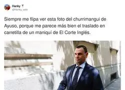 Siempre me flipa ver esta foto del churrimangui de Ayuso, porque me parece m&aacute;s bien el traslado en carretilla de un maniqu&iacute; de El Corte Ingl&eacute;s