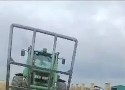 Un candidato del PP ha sido detenido por volcar el coche de un cobrador de morosos con su tractor en un pueblo de Le&oacute;n