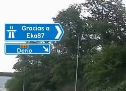 Chaval con L en el coche recibe una lecci&oacute;n que no olvidar&aacute;