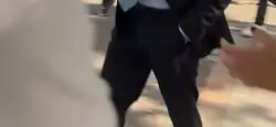Una mujer se ha acercado al veh&iacute;culo de Bego&ntilde;a G&oacute;mez y su acompa&ntilde;ante a la salida de las dependencias judiciales tras entregar el pasaporte le ha dado unas esposas mientras le recordaba una frase clara: "Te va a hacer falta"