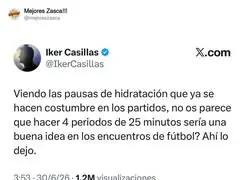 Iker dando consejos sobre f&uacute;tbol desde el banquillo, literal