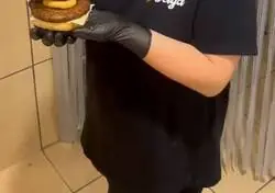 Una hamburgueser&iacute;a ha subido este v&iacute;deo de la hamburguesa del mes de Julio y estoy llorando a mares