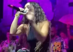 &iexcl;De locos! Lola &Iacute;ndigo pierde la peluca durante un show en Ibiza