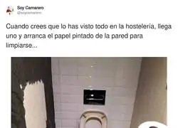 Teniendo el rollo de papel higi&eacute;nico al lado