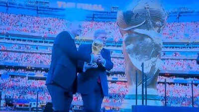 Qué grande Rodri echando elegantemente de la foto a Trump e Infantino