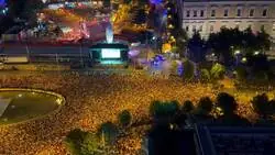 Madre m&iacute;a, Espa&ntilde;a cuando protesta por el estado del pa&iacute;s es imparable. Ah no que es Col&oacute;n para ver un partido de f&uacute;tbol