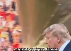 Trump dando medallas a rega&ntilde;adientes