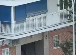 Mientras tanto en Alcal&aacute; de Henares, un coche intentando entrar en el portal