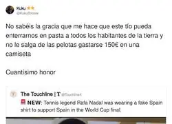 Va con una camiseta falsa y se la suda
