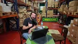 "VAYAS DONDE VAYAS, AHORA TRABAJAS AH&Iacute;". Vas al Decathlon o al Uniqlo, y de pronto, ya no hay cajero. Eres t&uacute; el cajero