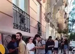 Cientos de frikis forman una cola kilom&eacute;trica en Madrid para comprar una edici&oacute;n especial de las cartas de Pok&eacute;mon