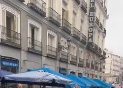 Los acampados de Sol impiden la entrada a la plaza del agitador Bertrand Ndongo