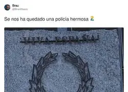 &laquo;Honor y gloria a los polic&iacute;as que apalean estudiantes y protegen a nazis&raquo;: la placa que alguien ha actualizado a 2026