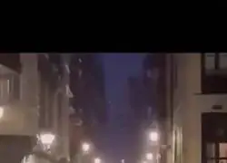 Las im&aacute;genes de la verg&uuml;enza: Un conductor de Glovo circula por las calles de Bilbao por la noche sin llevar las luces puestas