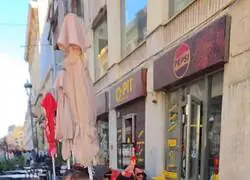 Este restaurante tiene un arenero con excavadoras teledirigidas y estos t&iacute;os se lo est&aacute;n tomando muy en serio