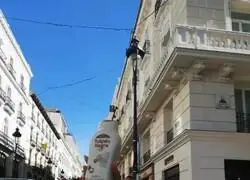 J&oacute;venes manifestantes muestran un bote de gel de ba&ntilde;o a los acampados de la Puerta del  Sol
