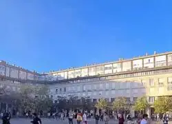 Vito Quiles hab&iacute;a convocado a las 18:00 horas en la plaza Yamaguchi de Pamplona, son las 18:30hs y hay unas 10 personas esper&aacute;ndolo. Las 2 convocatorias contra Vito Quiles suman mile.