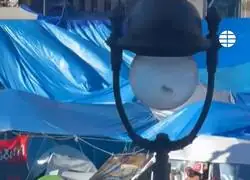 El parque acu&aacute;tico de Sol: los acampados convierten en piscina, con colchonetas incluidas, la fuente de la plaza