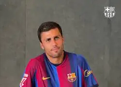 Tu t&iacute;o divorciado de 40 a&ntilde;os preparando las fotos de Tinder: camiseta del Bar&ccedil;a y fe ciega