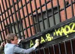 Quiso borrar una pintada contra la polic&iacute;a y acab&oacute; dej&aacute;ndola m&aacute;s reluciente que nunca