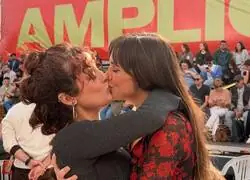 El Frente Amplio copia al PSOE hasta en el beso de mitin para la foto: la unidad de la izquierda era esto
