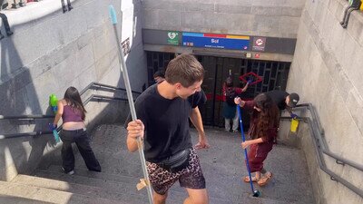 Ayuso cierra Sol por insalubridad y los acampados le responden dejando la estaci&oacute;n m&aacute;s limpia que nunca