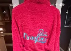 Vinted pone el albornoz de Drag Race a precio de un mes de habitaci&oacute;n compartida: el lujo ya no es tener piso, es tener albornoz