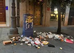 Madrid amanece con decoraci&oacute;n de basura de autor: Almeida lo llama arte urbano espont&aacute;neo