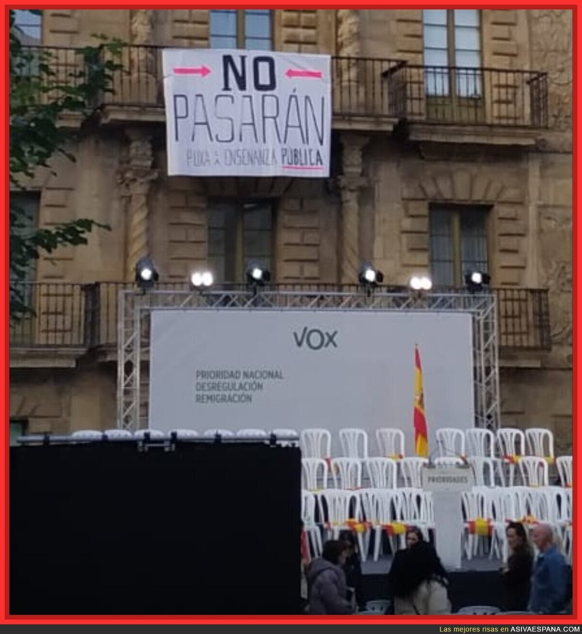 Vox monta el escenario en Avil&eacute;s y el balc&oacute;n de enfrente le pone el subt&iacute;tulo: &laquo;No pasar&aacute;n&raquo;