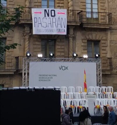 Vox monta el escenario en Avil&eacute;s y el balc&oacute;n de enfrente le pone el subt&iacute;tulo: &laquo;No pasar&aacute;n&raquo;