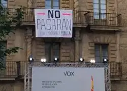 Vox monta el escenario en Avil&eacute;s y el balc&oacute;n de enfrente le pone el subt&iacute;tulo: &laquo;No pasar&aacute;n&raquo;