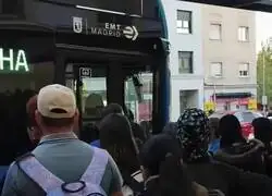 Carabanchel sigue sin metro, pero tiene la &uacute;nica l&iacute;nea de Madrid que nunca cierra: la cola de la ventanilla