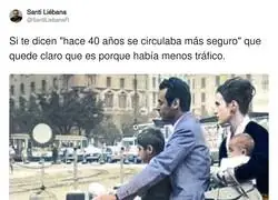 Seguridad vial en los 70: cuatro en una Vespa, sin casco y con el beb&eacute; haciendo de airbag
