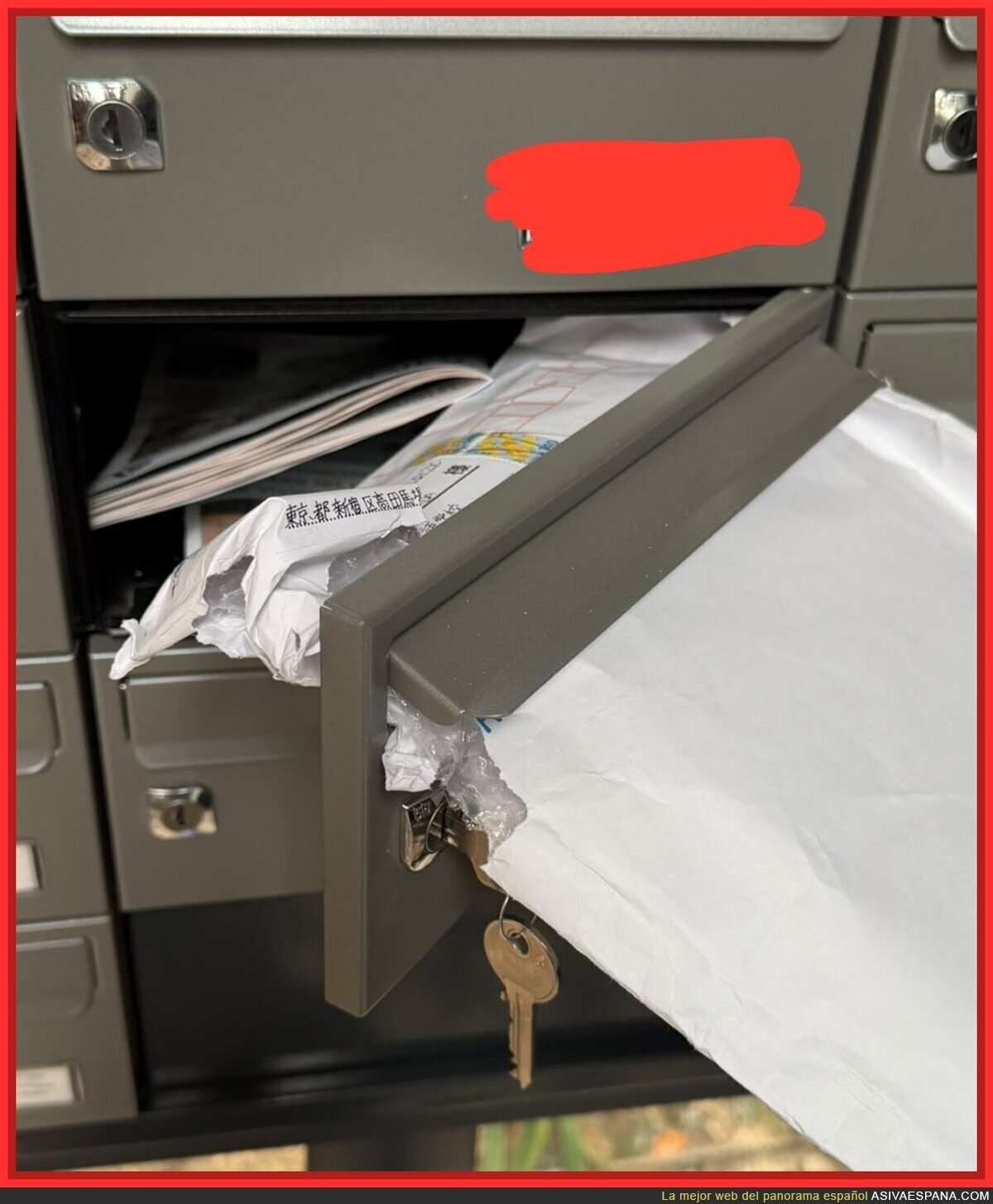 Correos entrega tu documento oficial con el mimo de quien mete un colch&oacute;n en un buz&oacute;n