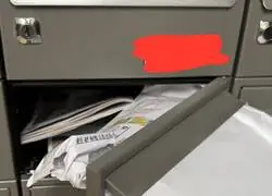 Correos entrega tu documento oficial con el mimo de quien mete un colch&oacute;n en un buz&oacute;n