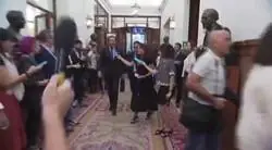 Los periodistas titulados ense&ntilde;an a Jordi Wild c&oacute;mo se pregunta: micr&oacute;fono en la boca del ministro y ni una repregunta