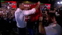 S&aacute;nchez se pone la camiseta de &laquo;La fuerza del amor&raquo; y baila en Gij&oacute;n: el programa electoral, en versi&oacute;n verbena