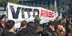 Bilbao recibe a Vito Quiles con una pancarta digna del mejor circo del norte