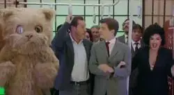 Cuando el ministro se re&iacute;a de la seguridad ferroviaria con un gato de peluche de fondo