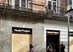 Fuencarral se disfraza para Halloween de ferreter&iacute;a: tablones en todos los escaparates