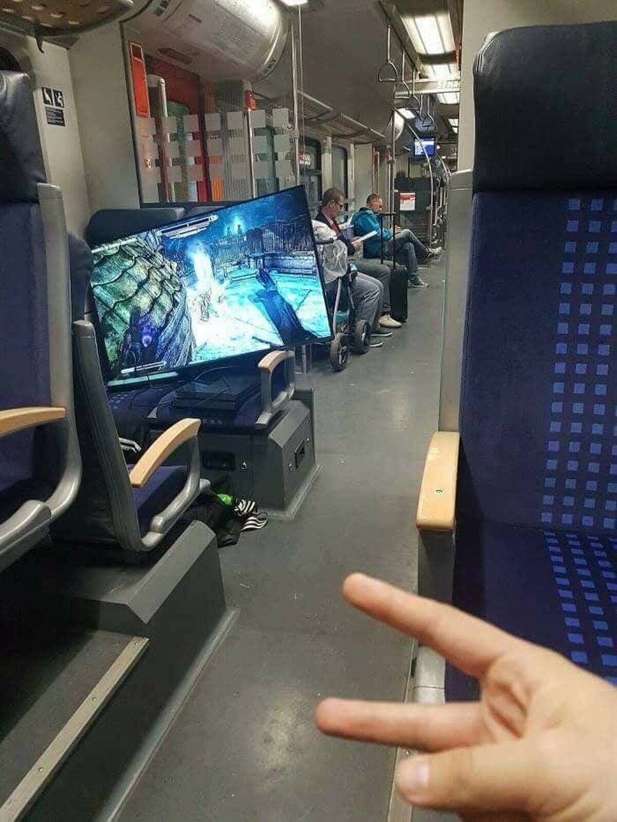 Pillé a un zumbado con un TV jugando Skyrim en el metro