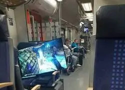 Pill&eacute; a un zumbado con un TV jugando Skyrim en el metro