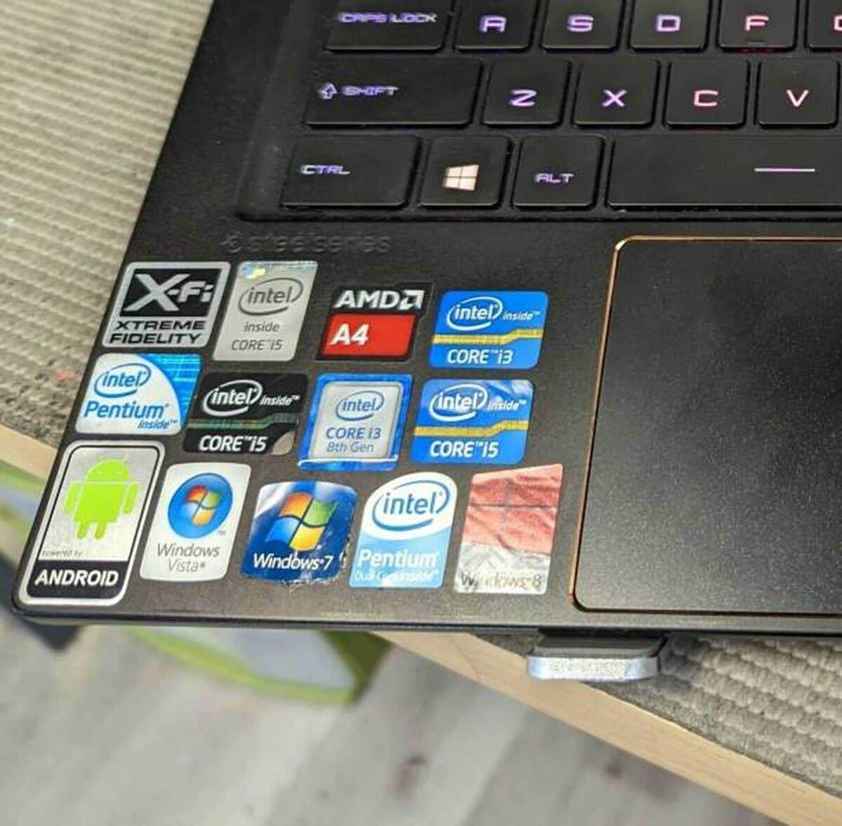 Alguno de estos stickers miente