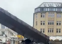 Un tipo haciendo Cosplay de Guts por las calles de Alemania
