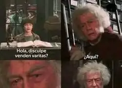 Afuera hay un letrero grande..