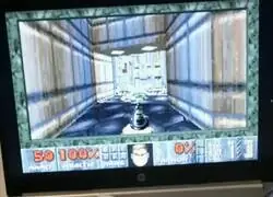 As&iacute; es, Doom jugado con un tel&eacute;fono antiguo.