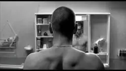 No hay espejo en esta toma de El Odio (1995), ese es un doble y un marco falso. Cine.