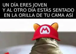 All&iacute; sentado mirando a la nada